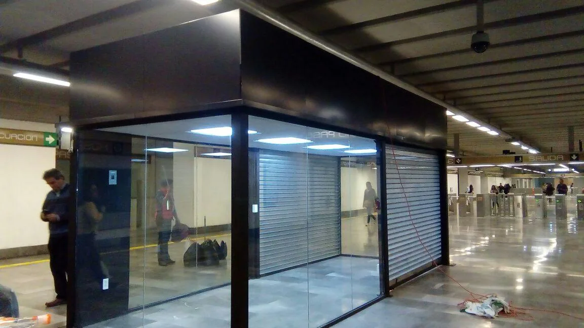 Estructura de locales en infraestructura de transporte