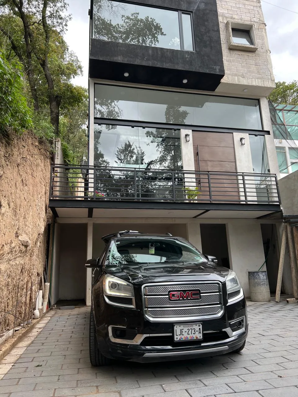 Fachada residencial contemporánea en Condado de Sayavedra
